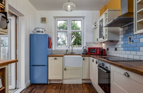 North West House | Tranquil Glasgow Retreat: Free Parking & Garden
