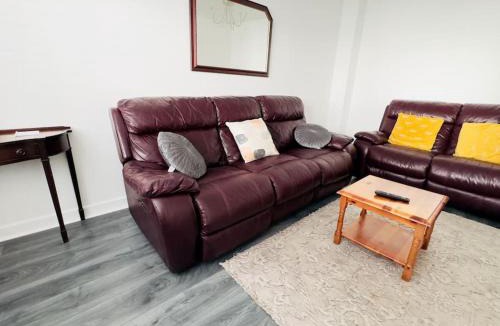 Basildon Apartment | Tranquil Haven: 3-BR House