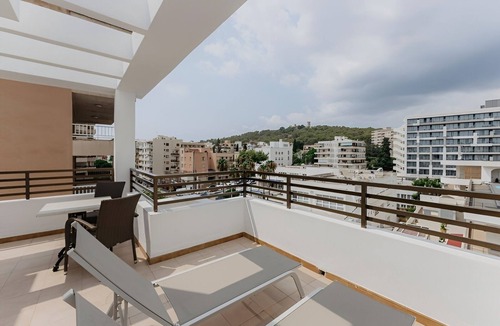 Son Armadams Apartment | Tranquil Studio w/Kitchen for Families + Rooftop Outdoor Swimming Pool w/Bar