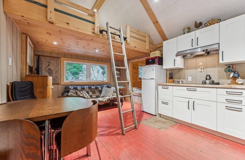 Colpoys Bay Cottage | Treetop Hideaway – Rustic Cabin Retreat