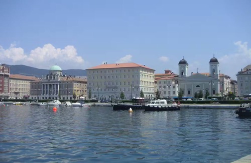 Trieste Old Town Apartment | Trieste: spacious city apartment