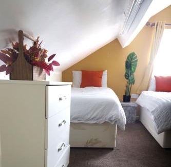 Wolverhampton House | Triple single Bedroom with Garden Netflix Free Parking