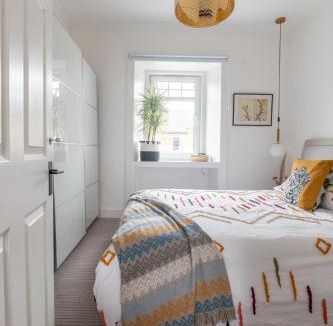 Troon Apartment | Troon Centre Seaside Retreat -Apt close to Beach Golf and Surf