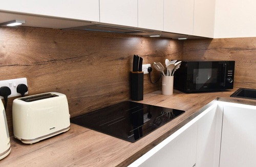 Troon Apartment | Troon Portland Apt A