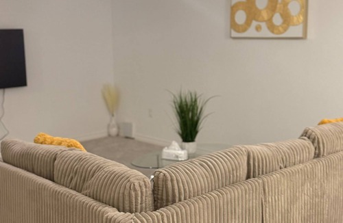 Niagara Falls House | TurquoiseLagoon is a Cosy, Nice homely room will never forget. Clean and Brisky!