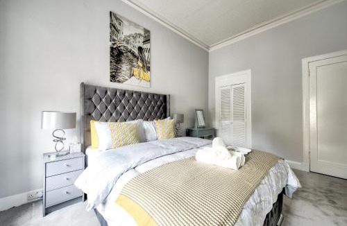 North West Apartment | Two Bed Stylish Apartment in Heart of West End