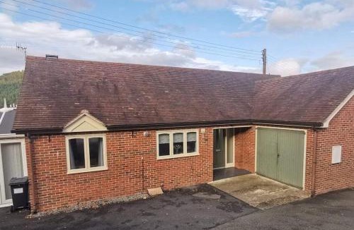 Knighton House | Twyngaer, a spacious 3 bedroom bungalow sleeps 5
