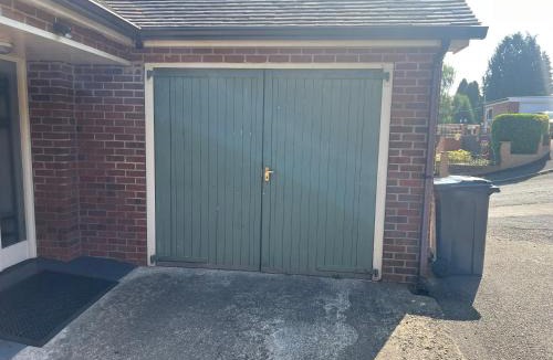 Knighton House | Twyngaer, a spacious 3 bedroom bungalow sleeps 5