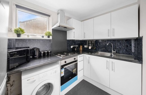 Cann Hall Apartment | Uksas Two bed Park front