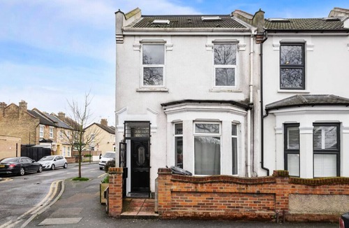 Cann Hall Apartment | Uksas Two bed Park front