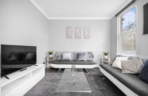 Cann Hall Apartment | Uksas Two bed Park front