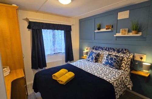 Girvan Apartment | Unique Caravan with Outdoor Space