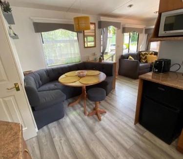 Girvan Apartment | Unique Caravan with Outdoor Space