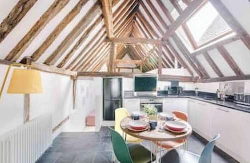 St Albans Apartment | Unique Exclusive Historical 16th Cent. Central St Albans Apt 8 min train London