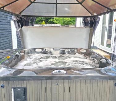 Elstree House | Unique House with Hot Tub Near London&Harry Potter