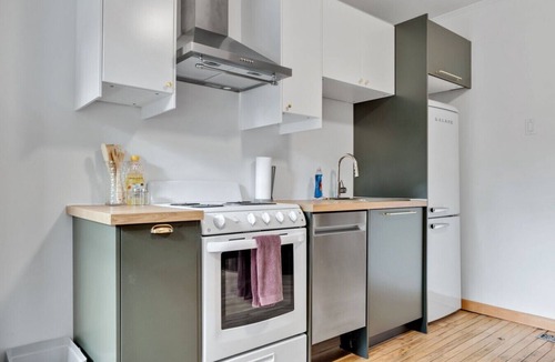 Hull Apartment | University Apartment — Vintage 1BR near Ottawa