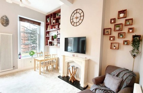 Glasgow Westend Apartment | Unwind in a Bright Airy Victorian Apartment in WE!