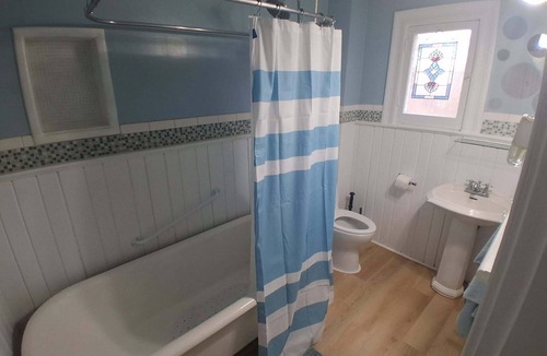 London Bed & Breakfast | Upper Floor of Restored Victorian Home - Family & Pet Friendly, Private Entrance