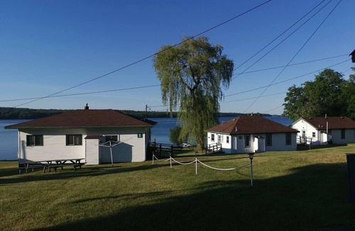 Rideau Lakes Cabin | Upper Rideau Resorts Waterfront Cabin#1
