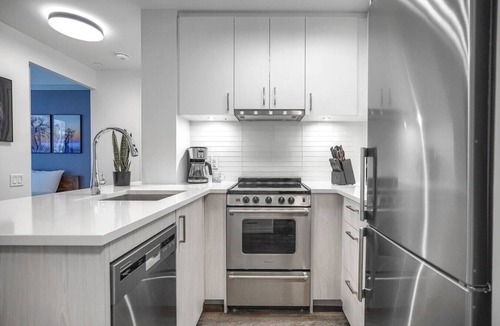 Bay Cloverhill Apartment | Upscale 1BR Apt with Stunning Views, near CN Tower