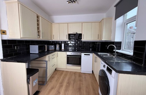 Ridgeway House | Urban Calm – Spacious 3-Bed Home with Free Parking Self Check-In