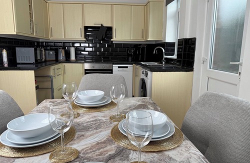 Ridgeway House | Urban Calm – Spacious 3-Bed Home with Free Parking Self Check-In
