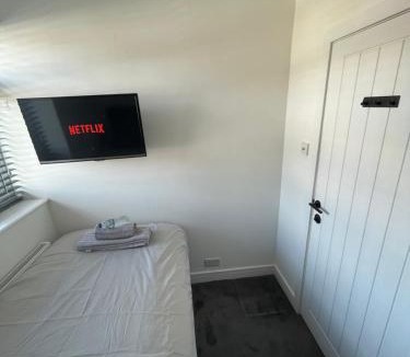 Tea Green House | VA Home Stay - Close to Luton Airport, M1 & A505
