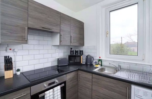 Wishaw Apartment | Vacant Nests | The Northmuir | Wi-Fi | Sleeps 6