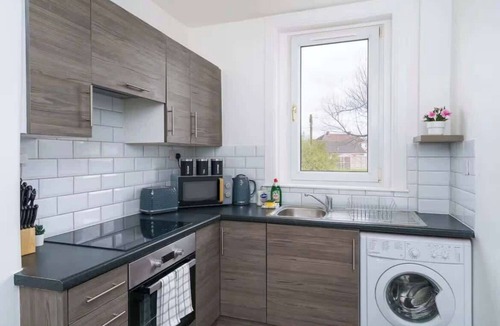 Wishaw Apartment | Vacant Nests | The Northmuir | Wi-Fi | Sleeps 6