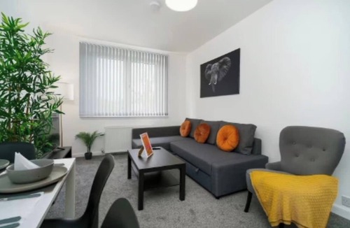 Wishaw Apartment | Vacant Nests | The Northmuir | Wi-Fi | Sleeps 6