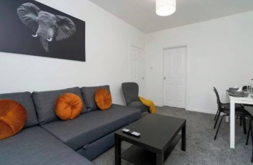 Wishaw Apartment | Vacant Nests | The Northmuir | Wi-Fi | Sleeps 6