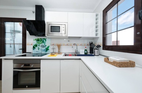 Costa Teguise Apartment | Vacation Apartment 'Casa Yare, Shared Pool, Air-con' with Sea View, Wi-Fi and Air Conditioning