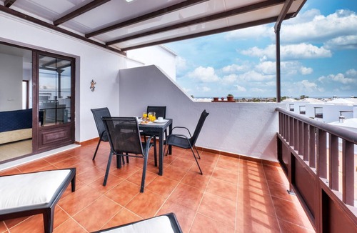 Costa Teguise Apartment | Vacation Apartment 'Casa Yare, Shared Pool, Air-con' with Sea View, Wi-Fi and Air Conditioning