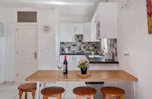 Macher Apartment | Vacation Apartment 'Rosa Eden' with Mountain View, Balcony and Wi-Fi