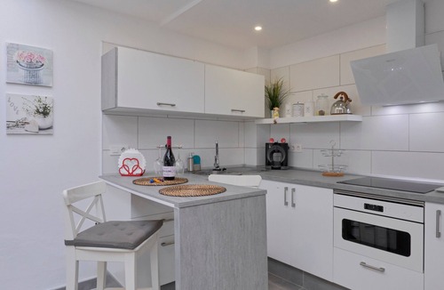 Punta del Hidalgo Apartment | Vacation Studio 'Loft Cerca Del Mar Tenerife' with Shared Terrace, Shared Garden and Wi-Fi