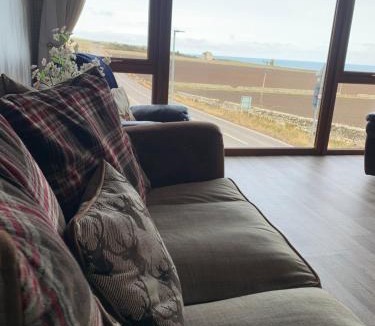 Keiss House | Valhalla Brae, 3 Bed House on NC500 with Beautiful Castle and Sea Views