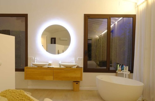Vall-Llobrega Villa | Villa 'Calma' with Mountain View, Wi-Fi and Air Conditioning