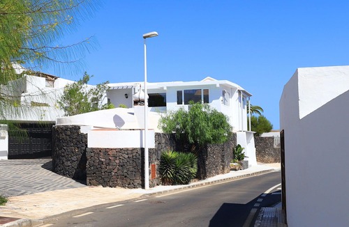 Puerto del Carmen Villa | Villa Jessica sleeps 9 people.Free Air Con Private Heated Pool, Games Room.