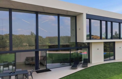 Perelada Villa | Villa Meridian: epicentro del lujo contemporáneo en Peralada Golf