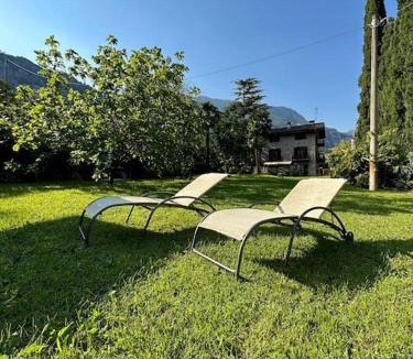 Arco House | Villa retro'e parco con vista castello