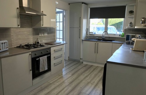 Stanford-le-Hope Villa | Villa with Games room - Sleeps 8, free parking