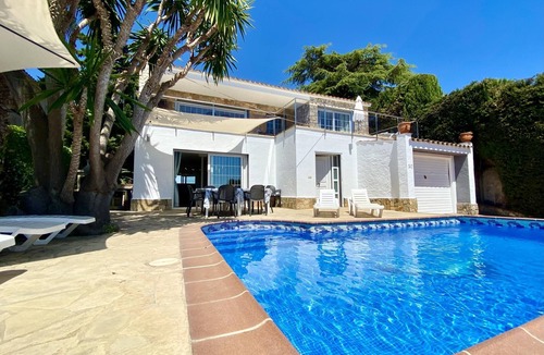 Lloret de Mar Villa | Villenpark Playa Arena House Villa Paradise- GROUP OF YOUNG PEOPLE NOT ALLOWED