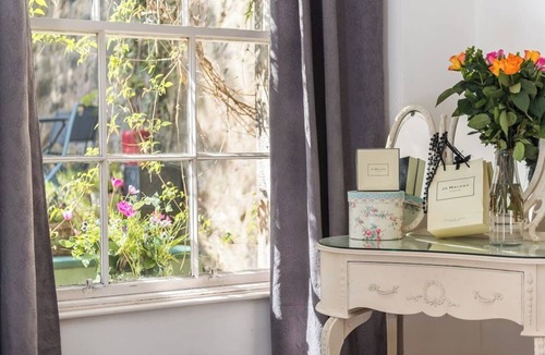 Bonnington Apartment | VINTAGE apt,pvt GARDEN,wifiNEW TOWN