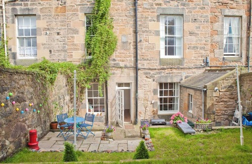 Bonnington Apartment | VINTAGE apt,pvt GARDEN,wifiNEW TOWN