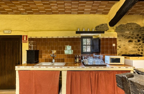 Montagut Apartment | 'Viura' Room with Mountain Views, Shared Pool and Shared Terrace