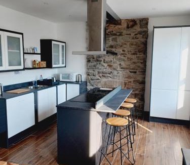 Douglas Hostel | Voyage Hostel - Beds & Ensuite Family Rooms with shared kitchen
