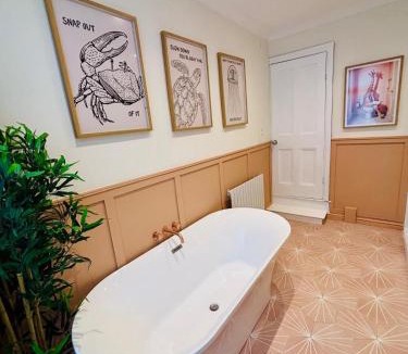 Cleethorpes House | Wad-i-Koo Beach House, Hot Tub, Games Room