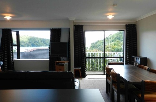 Waikawa Bay House | Waikawa beach view house with free wifi