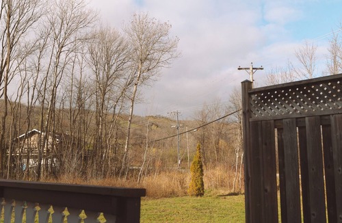 Glen Huron Ski Chalet | Walk to the Lift, Relax in Comfort – 6 bedroom Blue Mountain Chalet with Hot Tub