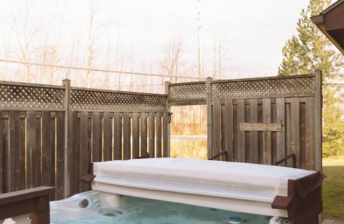 Glen Huron Ski Chalet | Walk to the Lift, Relax in Comfort – 6 bedroom Blue Mountain Chalet with Hot Tub